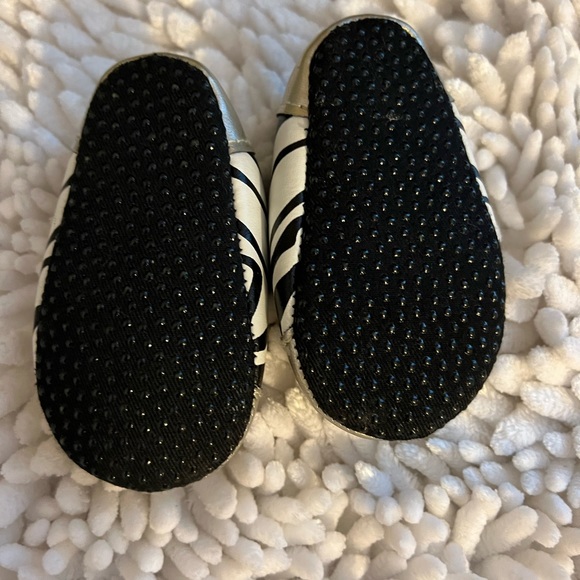 Zebra Print Baby Slippers Size 2 - 3-6 months - Picture 4 of 8